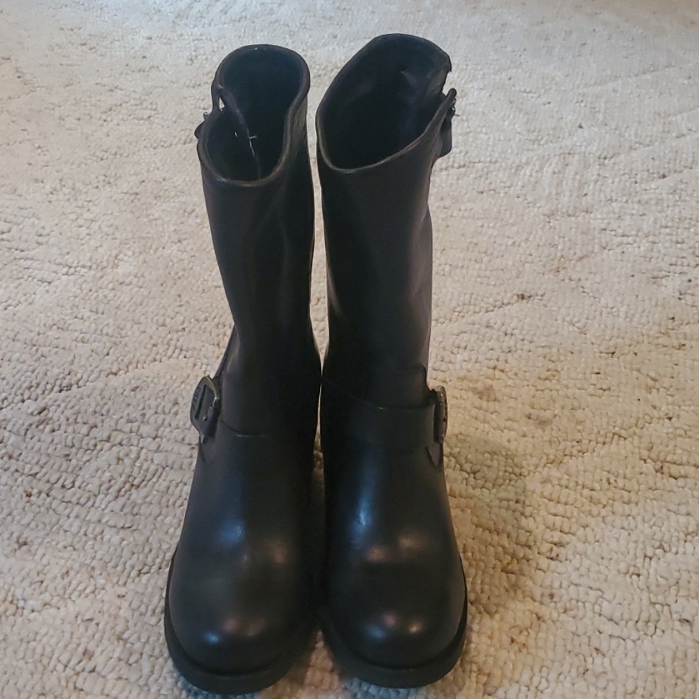 NEW Size 7 Frye boots